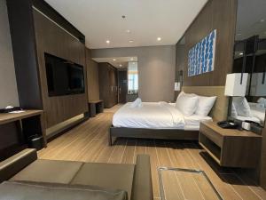Letto o letti in una camera di Hotel A and A Quezon City powered by Cocotel