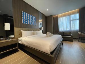 Letto o letti in una camera di Hotel A and A Quezon City powered by Cocotel