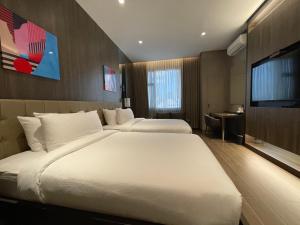 Letto o letti in una camera di Hotel A and A Quezon City powered by Cocotel