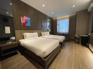 Letto o letti in una camera di Hotel A and A Quezon City powered by Cocotel