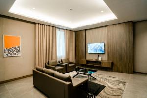 TV a/nebo společenská místnost v ubytování Hotel A and A Quezon City powered by Cocotel