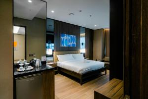 Letto o letti in una camera di Hotel A and A Quezon City powered by Cocotel