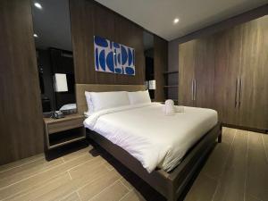 Letto o letti in una camera di Hotel A and A Quezon City powered by Cocotel