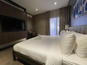 Letto o letti in una camera di Hotel A and A Quezon City powered by Cocotel