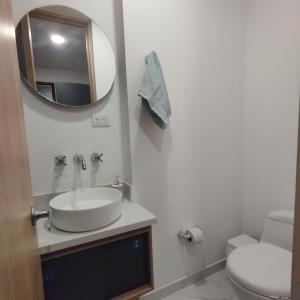 A bathroom at Apartaestudio Bacata 960