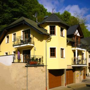 ein gelbes Haus mit schwarzem Dach in der Unterkunft Beilsteiner Ferienwohnungen in Beilstein