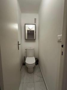 - une salle de bains avec toilettes dans une chambre blanche dans l'établissement Joli F2, 7 min de la gare, à Cannes