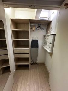 um quarto com um closet com prateleiras em Joli F2, 7 min de la gare em Cannes