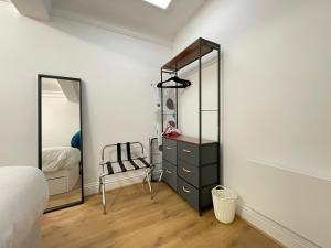 1 dormitorio con espejo y tocador en Private 2 Bed Guest House - Van Parking, M25 & A1 connections, en Potters Bar