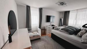 um quarto com uma cama e um berço em Piz Alpina die grosse, moderne Wohnung mit Bergsicht em Davos