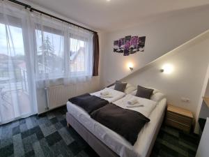 Ένα ή περισσότερα κρεβάτια σε δωμάτιο στο Heléna Hotel & SPA