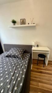 Ein Bett oder Betten in einem Zimmer der Unterkunft Warszawa Centrum Pokoje