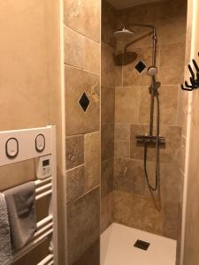 una ducha con cabezal de ducha en un baño en Appartement Art moderne entre Disney et Paris, en Lagny