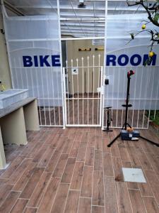 un cancello in un edificio con un deposito biciclette di Joyfül Accomodation a Finale Ligure