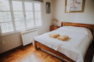 Un dormitorio con una cama con dos toallas encima. en Casa de Campo:4 Habitaciones con piscina y quincho, en Ciudad Lujan de Cuyo 33 fotos más