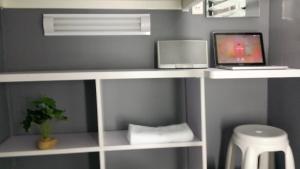 TV a/nebo společenská místnost v ubytování ERVORUTO HOSTEL 23 Makati