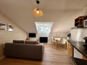 uma sala de estar com um sofá e uma mesa em Douce Agathe - Duo-Groupe, Chaleureux, Tram 200m, Centre 10min em Estrasburgo