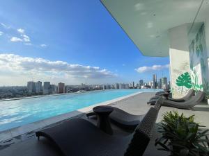 Bazén v ubytování Hotel A and A Quezon City powered by Cocotel nebo v jeho okolí