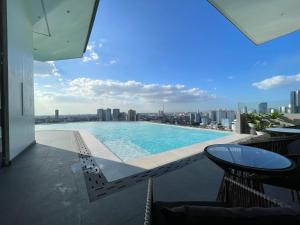 Piscina di Hotel A and A Quezon City powered by Cocotel o nelle vicinanze