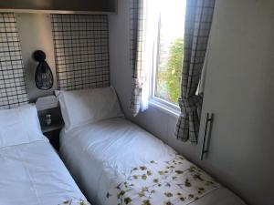 Posteľ alebo postele v izbe v ubytovaní Immaculate 2020 Caravan on Newquay Holiday Park