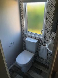 Bathroom sa Immaculate 2020 Caravan on Newquay Holiday Park