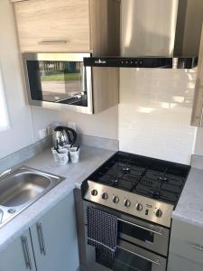 Kitchen o kitchenette sa Immaculate 2020 Caravan on Newquay Holiday Park