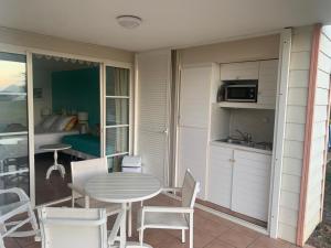 A kitchen or kitchenette at Studio Ti' Case
