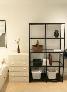Gallery image of Bedroom & dedicated workspace in spacious flat in London