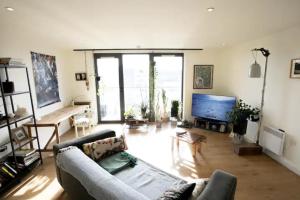 Gallery image of Bedroom & dedicated workspace in spacious flat in London