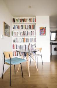 Gallery image of Bedroom & dedicated workspace in spacious flat in London