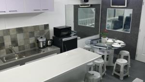 Kuchyň nebo kuchyňský kout v ubytování ERVORUTO HOSTEL 23 Makati