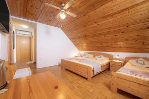 Letto o letti in una camera di Rooms & Apartments Pr Matjon