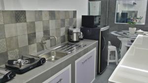 Kuchyň nebo kuchyňský kout v ubytování ERVORUTO HOSTEL 23 Makati