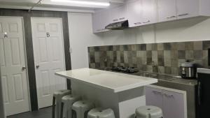 Kuchyň nebo kuchyňský kout v ubytování ERVORUTO HOSTEL 23 Makati