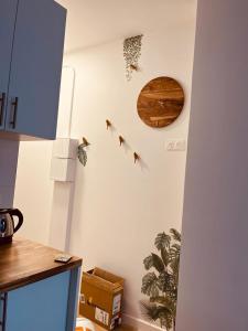 una habitación con una pared con pájaros en la pared en Mignon petit studio 16m2, en Les Lilas