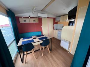 Kuchyň nebo kuchyňský kout v ubytování GRAIN DE SABLE - Mobil Home climatisé 5 pers - vue mer - Le Portel