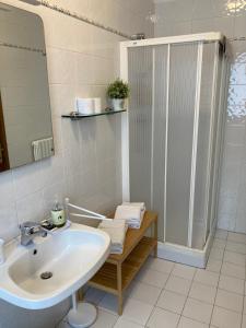 y baño con lavabo y ducha. en Casa Milena, en San Gimignano