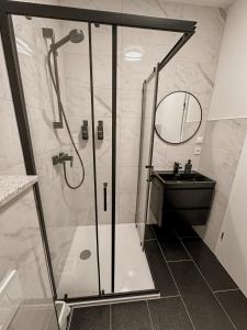 y baño con ducha y lavamanos. en Haus am Waldrand en Bad Hersfeld