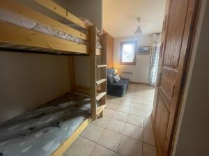 Cette chambre comprend 2 lits superposés et un canapé. dans l'établissement Petit Praz, à Praz-sur-Arly