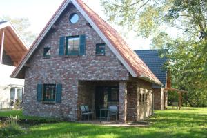 a brick house with a gambrel roof at Ferienhaus Lee in Pellworm