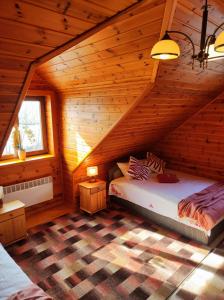 1 dormitorio con 1 cama en una cabaña de madera en DANIELSJA, 