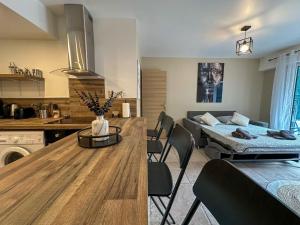 cocina y sala de estar con mesa y sofá en COSY MADRID, appartement proche de la mer, en Cannes