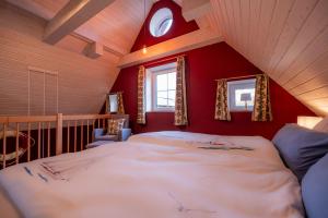 um quarto com uma cama grande num sótão em Ferienhaus Luv em Pellworm