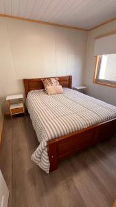 1 dormitorio con 1 cama grande en una habitación en Pewma Apart Hotel, en Chillán