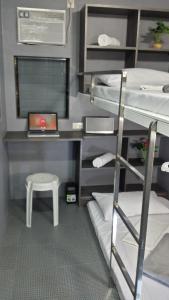 Palanda nebo palandy na pokoji v ubytování ERVORUTO HOSTEL 23 Makati