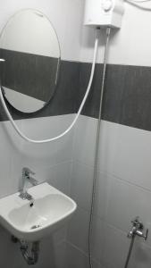 Koupelna v ubytování ERVORUTO HOSTEL 23 Makati