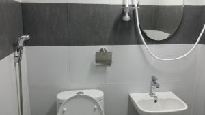 Koupelna v ubytování ERVORUTO HOSTEL 23 Makati