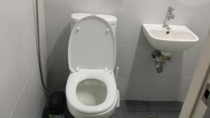 Koupelna v ubytování ERVORUTO HOSTEL 23 Makati