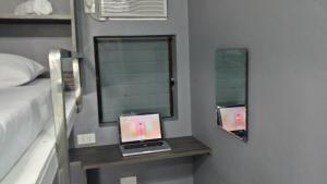 Postel nebo postele na pokoji v ubytování ERVORUTO HOSTEL 23 Makati