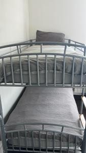 Ce dortoir comprend 2 lits superposés. dans l'établissement Oliver's Hostel, à Dublin
